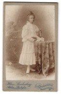 Fotografie Herm. Lindenberg, Dresden-A., Waisenhaus-Str. 38 Am Georg-Platz, Junge Dame Im Weissen Kleid  - Anonymous Persons