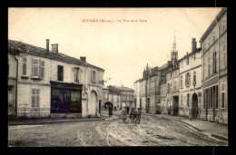 55 - REVIGNY-SUR-ORNAIN - LA RUE DE LA GARE - MAGASIN CHEVALLIER - EDITEUR ILLISIBLE - Revigny Sur Ornain