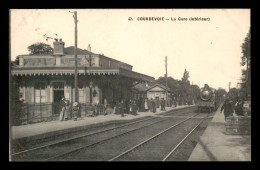 92 - COURBEVOIE - TRAIN EN GARE DE CHEMIN DE FER - Courbevoie