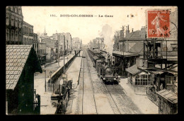 92 - BOIS-COLOMBES - TRAIN EN GARE DE CHEMIN DE FER  - Autres & Non Classés