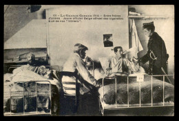 GUERRE 14/18 - JEUNE OFFICIER BELGE OFFRANT DES CIGARETTES A UN DE NOS "VITRIERS" - War 1914-18