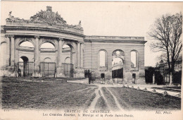 In 6 Languages A Story: Château De Chantilly. Les Grandes Écuries, Manège Et Porte Saint-Denis L'Entrée Des Du Jeu Paume - Chantilly