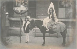 CARTE PHOTO - Middeleeuwen? - Princesse Sur Un Cheval Et Son Cavalier - Carte Postale Ancienne - Fotografie