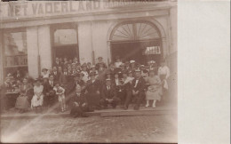 CARTE PHOTO - Net Vaderland - Un Rassemblement Devant Un Bâtiment - Carte Postale Ancienne - Fotografie