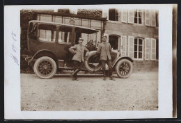 Foto-AK Auto Mercedes 28 /60 (1913), Zwei Chauffeure Lehnen An Einem Fahrzeug  - PKW
