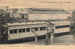 MIKICP9-010- COTE D IVOIRE ABIDJAN UN TRAIN EN GARE - Côte-d'Ivoire