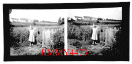 VERNEUIL - Une Jeune Fille Dans Un Jardin - Plaque De Verre En Stéréo - Taille 60 X 130 Mllts - Glass Slides