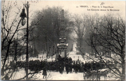 70 VESOUL - Place De La Republique, Les Conscrits Devant Le Monument  - Vesoul