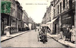 45 BRIARE - La Grande Rue (attelage De Chien - Pli Au Centre) - Briare