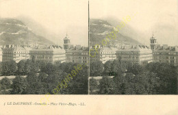 38.  GRENOBLE . Place V Hugo  .  CPA Stéréo . - Grenoble