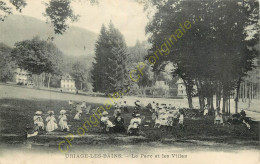 38.  URIAGE LES BAINS .  Le Parc Et Les Villas .  CPA Animée . - Uriage