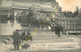 75.  PARIS . Socle De La Statue De La République .  CPA Animée ; - Sonstige & Ohne Zuordnung