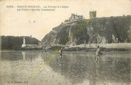 22.   SAINT BRIEUC .  La Pointe à L'Aigle . La Phare . Marée Baissante . CPA Animée . - Saint-Brieuc