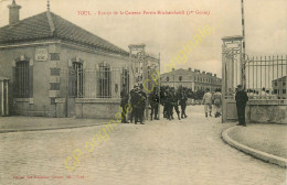 54.  TOUL . Entrée De La Caserne Perrin-Brichambault . 1er Génie . CPA Animée . - Toul