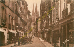 64.  BAYONNE .  Rue Du POrt-Neuf Et Le Flèches De La Cathédrale . - Bayonne