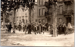 12 MILLAU - CARTE PHOTO - Passage Des Cloches 1926 De La Gare A Eglise - Millau