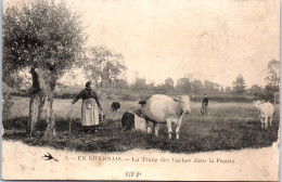 58 - En Nivernais - La Traite Des Vaches Dans La Prairie - Other & Unclassified