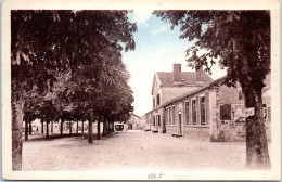 24 SAINT ASTIER - Ecole De Garcons Et Place Des Marronniers. - Autres & Non Classés