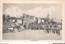 AKRP9-0926-55 - MONTFAUCON - Des Homme En Uniformes Et Les Ruine  - La Voiture - Verdun