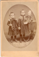 Grande Photo CDV D'une Jeune Fille éléhgante Avec Sa Poupée Et Un Jeune Garcon Avec Un Fusil Posant A Epinal - Anciennes (Av. 1900)