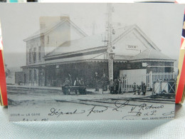 DOUR : PHOTO REPRO D'UNE CARTE POSTALE   -LA GARE DE DOUR ANIMEE - Dour