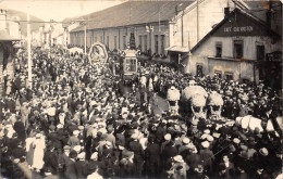 88-GERADMER- CARTE-PHOTO- FÊTE CAVALCADE-  DEVANT LE CAFE CHEVROTON 1937 - Gerardmer