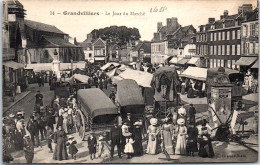 60 GRANDVILLIERS - Le Jour Du Marche. La Place - Autres & Non Classés