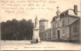 18 MEHUN SUR YEVRE - La Place Du CHATEAU - Mehun-sur-Yèvre