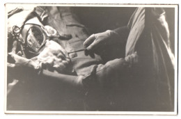 2 Fotografien Krankenhaus / OP-Saal, Chirurg Führt Operation An Einem Bein Durch  - Professions