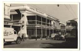 2 Fotografien Unbekannter Fotograf, Ansicht Adelaide / Australien, Hotel Kalgoorlie, Strassenansicht Bei Der Bibliothek  - Orte