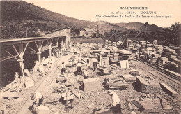 63-VOLVIC- UN CHANTIER DE TAILLE DE LAVE VOLCANIQUE - Volvic