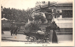 75 PARIS - PARIS VECU - Une Marchande De Fleurs  - Petits Métiers à Paris