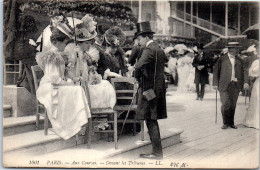 75 PARIS - Aux Courses, Devant Les Tribunes, Groupe D'elegants  - Other & Unclassified