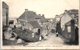 14 PORT EN BESSIN - La Croix, La Rue De La Crue  - Port-en-Bessin-Huppain