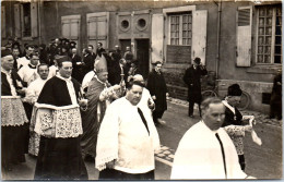 80 ABBEVILLE - CARTE PHOTO - Procession Religieuse Passant Dans Une Rue  - Abbeville