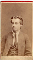 Photo CDV D'un Homme élégant Posant Dans Un Studio Photo A Prag ( En Tchéquie ) - Old (before 1900)