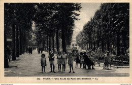 NÂ° 3580 Z -cpa Vichy -une AllÃ©e Du Parc Des Sources- - Vichy