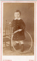 Photo CDV D'un Jeune Garcon  élégant Posant Dans Un Studio Photo A Epinal - Oud (voor 1900)