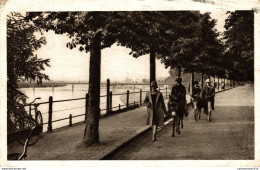 NÂ° 5094 Z -cpa Vichy -promenade Ã  Ã¢nes Sur Les Quais De L'Allier- - Vichy