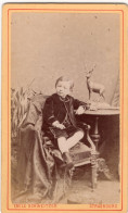 Photo CDV D'un Jeune Garcon  élégant Posant Dans Un Studio Photo A Strasbourg - Alte (vor 1900)