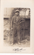 Ouvrier Dans Un Jardin En Gros Plan Jardinier  Agriculture ? Mine ? Carte Postale Photographique Ancienne Animée Signée - Paysans