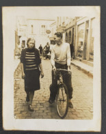 Couple Qui Marche Dans La Rue Vélo Femme Man Women - Anonyme Personen