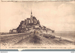 50 LE MONT SAINT MICHEL L'ARRIVEE D'UN PELERINAGE - Le Mont Saint Michel