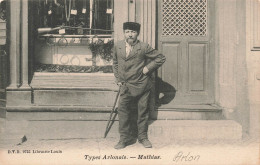 BELGIQUE - Arlon - Type D'Arlonais - Mathias - Devant L'antiquaire - Animé - Carte Postale Ancienne - Arlon