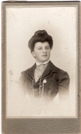 Photo CDV D'une Femme élégante Posant Dans Un Studio Photo A Saint-Flour - Oud (voor 1900)