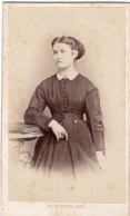 Photo CDV D'une Femme élégante Posant Dans Un Studio Photo A Strasbourg - Anciennes (Av. 1900)