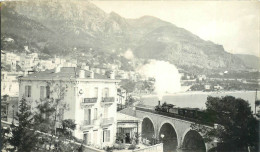 020624 - PHOTO ANCIENNE - MONACO MONTE CARLO Hôtel Terminus Cosmopolitain Chemin De Fer Train Loco - Monte-Carlo