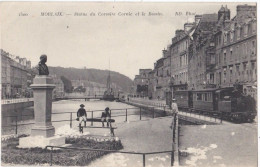 MORLAIX (29) Train Sur Le Quai . Statue Du Corsaire Cornic Près Du Bassin - Morlaix