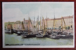 Cpa Boulogne-sur-Mer : Bateaux De Pêche Dans Le Port - Biscuiterie " Le Paon " Gebroeders Van Doessburg... - Boulogne Sur Mer