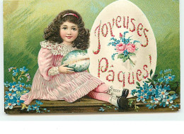 N°7897 - Carte Fantaisie Gaufrée - Joyeuses Paques - Fillette Avec Un Oeuf - Ostern